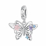 La bélière en argent 925 est gravée de fines volutes végétales et sertie de petits cristaux ronds, d’où pend un papillon aux ailes ajourées soulignées de courbes douces. Trois fleurs émaillées rose, lavande et bleu ciel ornent les ailes avec de petites pierres au centre, tandis que le corps du papillon est pavé de zircons clairs qui apportent de la brillance.