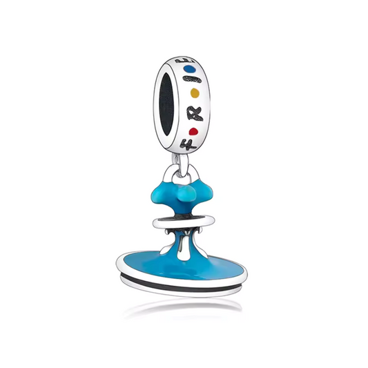Ce charm pendentif capture la célèbre fontaine où les personnages de la série Friends dansent et s'amusent lors du générique d'ouverture. Cette fontaine est devenue l'un des symboles les plus reconnaissables de la série et évoque la nostalgie de tous les fans. C'est un souvenir parfait pour ceux qui souhaitent immortaliser l'amitié et les moments inoubliables de Friends.