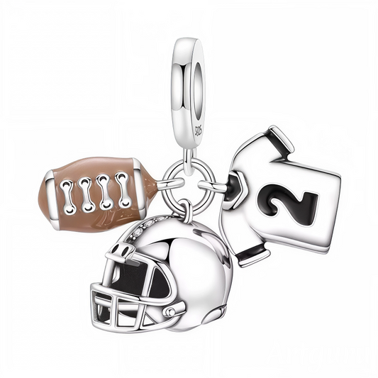 Affichez votre passion pour le football américain avec ce charm pendentif en argent 925 représentant un ensemble miniature comprenant un casque, un ballon et un maillot. Ce bijou finement détaillé capture l’énergie, la stratégie et la puissance de ce sport emblématique. Parfait pour les fans de football américain, ce charm apporte une touche sportive et audacieuse à votre collection.