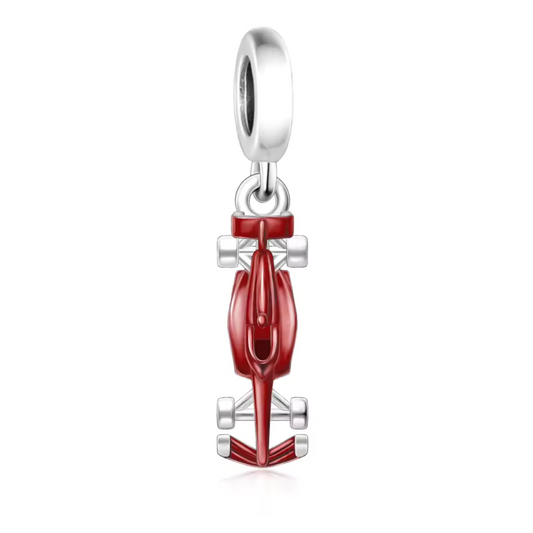 Faites rugir les moteurs de votre collection avec ce charm pendentif en argent 925 représentant une voiture de Formule 1 rouge. Parfaitement détaillé et dynamique, ce bijou capture toute l’énergie et l’élégance du sport automobile. Une pièce incontournable pour les passionnés de course et les amateurs de sensations fortes.