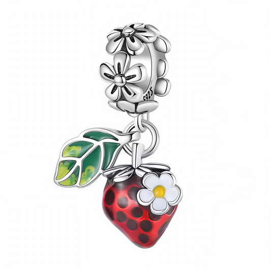 Ajoutez une touche fruitée et printanière à votre bracelet avec ce charm fraise en Argent 925 (S925) ! Son design raffiné associe une fraise rouge émaillée à pois noirs, une feuille verte à reflets jaunes ainsi qu’une jolie petite fleur blanche. La bélière, entièrement décorée de fleurs argentées, complète son allure naturelle et poétique. Un bijou parfait pour les amoureux de la nature et des créations colorées.