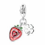 La bélière en argent 925 est décorée d’une petite fleur sertie d’un zircon clair et relie deux pendentifs mobiles. Le premier est une fraise brillante avec feuilles émaillées vertes et un cristal rouge en forme de cœur en son centre, le second un trèfle à quatre feuilles lisse en argent poli.