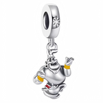 Libérez la magie avec ce Charm - Génie d'Aladdin, en argent sterling S925. Ce charm amusant et enchanteur capture l'essence du légendaire Génie d'Aladdin, prêt à exaucer tous vos souhaits. Avec son sourire légendaire et son énergie irrésistible, ce charm est parfait pour les fans de Disney et pour tous ceux qui aiment l'aventure et la magie.