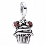 Ajoutez une touche sucrée et magique à votre collection avec ce charm pendentif en argent 925 en forme de petit gâteau décoré d'une oreille de Mickey rouge. À la fois gourmand et plein de fantaisie, ce bijou rend hommage à l’univers Disney tout en évoquant les douceurs d’une fête ou d’un souvenir d’enfance. Parfait pour les fans de Mickey et les amoureux de bijoux à croquer !