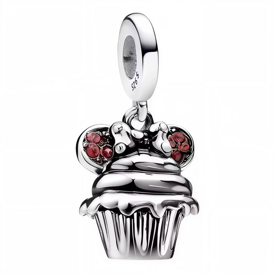 Ajoutez une touche sucrée et magique à votre collection avec ce charm pendentif en argent 925 en forme de petit gâteau décoré d'une oreille de Mickey rouge. À la fois gourmand et plein de fantaisie, ce bijou rend hommage à l’univers Disney tout en évoquant les douceurs d’une fête ou d’un souvenir d’enfance. Parfait pour les fans de Mickey et les amoureux de bijoux à croquer !