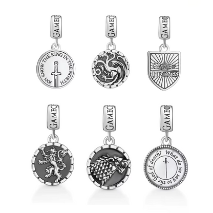 Découvrez une collection prestigieuse de charms médaillons, inspirée de l'univers épique de Game of Thrones. Chacun de ces bijoux finement travaillés représente un symbole emblématique des héros, maisons, ou intrigues de Westeros. Fabriqués en métal argenté avec des gravures précises, ces médaillons capturent l'essence des légendes qui ont marqué les Sept Royaumes.