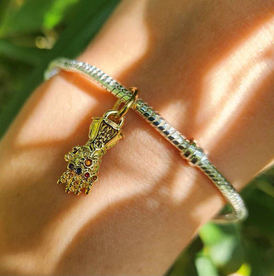 Ajoutez une touche de puissance cosmique à votre collection avec ce charm représentant le Gant de l'Infini, inspiré de l'univers Marvel. Fabriqué en argent sterling 925, ce charm de haute qualité est compatible avec tous les bracelets Pandora, assurant une intégration parfaite à votre bijou préféré. Parfait pour les fans de Marvel, ce charm capture l'essence du Gant de l'Infini avec ses pierres précieuses emblématiques, ajoutant une note de grandeur et de mystère à votre bracelet.