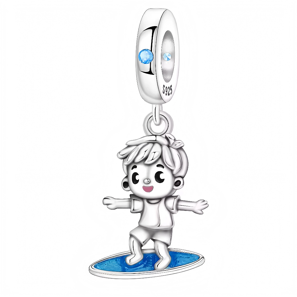 Ce charm en argent 925 présente un mignon garçon kawaii aux cheveux courts ébouriffés, yeux expressifs joyeux, short ample blanc, debout dynamique sur planche de surf bleue glossy, avec zircon bleu au sommet de l’anneau bélière. Il capture énergie ludique et esprit océanique espiègle, idéal pour un bracelet fun ou thème plage garçon.

Caractéristiques :

Matière : Argent 925
Design : Garçon kawaii aux cheveux courts ébouriffés, yeux expressifs joyeux, short ample blanc, debout dynamique sur planche de surf 