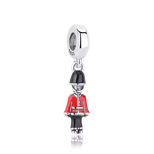 Ajoutez une touche de tradition britannique à votre collection avec ce charm représentant un garde de la garde royale. En argent 925, ce bijou rend hommage aux célèbres gardes à leurs uniformes rouges et noirs, symbolisant la discipline et la majesté de la monarchie britannique.