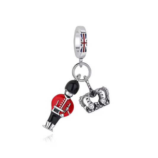 Célébrez la royauté et l’élégance avec ce charm représentant un garde de la garde royale britannique, accompagné de sa couronne. En argent 925, ce bijou symbolise la tradition, l’honneur et la grandeur de la monarchie, parfait pour les amateurs de l'histoire royale et de l'Angleterre.
