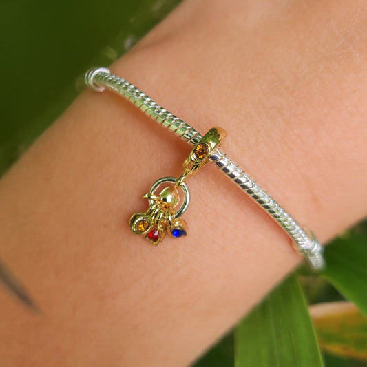 Ajoutez une touche de puissance cosmique à votre collection avec ce charm représentant les Gemmes de l'Infini, inspiré de l'univers Marvel. Fabriqué en argent sterling 925 et orné de six pierres précieuses colorées, ce charm de haute qualité est compatible avec tous les bracelets Pandora, garantissant une intégration parfaite à votre bijou préféré. Idéal pour les fans de Marvel, ce charm capture l'essence des puissantes Gemmes de l'Infini, ajoutant une note de magie et de grandeur à votre bracelet.