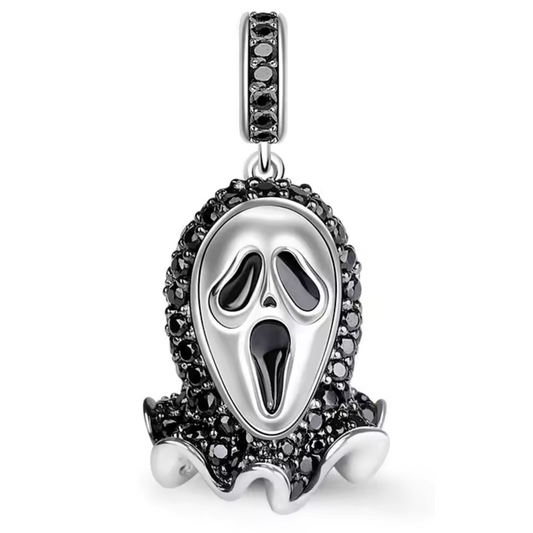 Ajoutez une touche d'horreur iconique à votre collection avec le Charm - Ghostface de la saga Scream, en argent sterling S925. Ce charm représente le célèbre tueur masqué de la série de films d’horreur culte, Ghostface, dans son style sinistre et effrayant. Parfait pour les amateurs de films d'horreur et de frissons, ce charm est idéal pour compléter un look audacieux et mystérieux.
