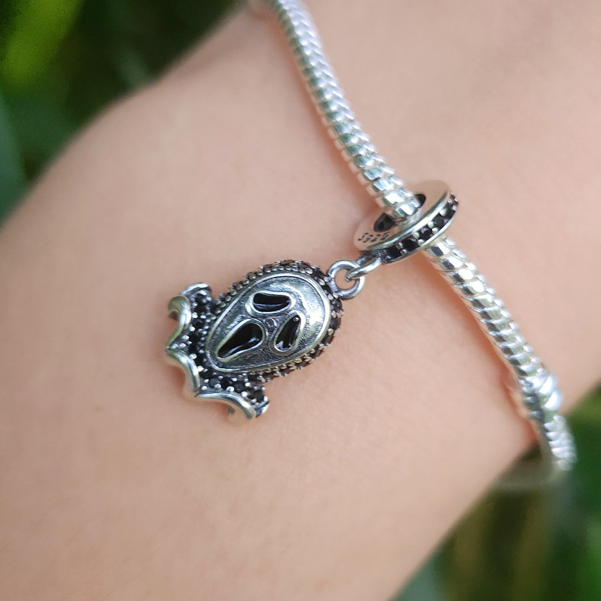 Ajoutez une touche d'horreur iconique à votre collection avec le Charm - Ghostface de la saga Scream, en argent sterling S925. Ce charm représente le célèbre tueur masqué de la série de films d’horreur culte, Ghostface, dans son style sinistre et effrayant. Parfait pour les amateurs de films d'horreur et de frissons, ce charm est idéal pour compléter un look audacieux et mystérieux.