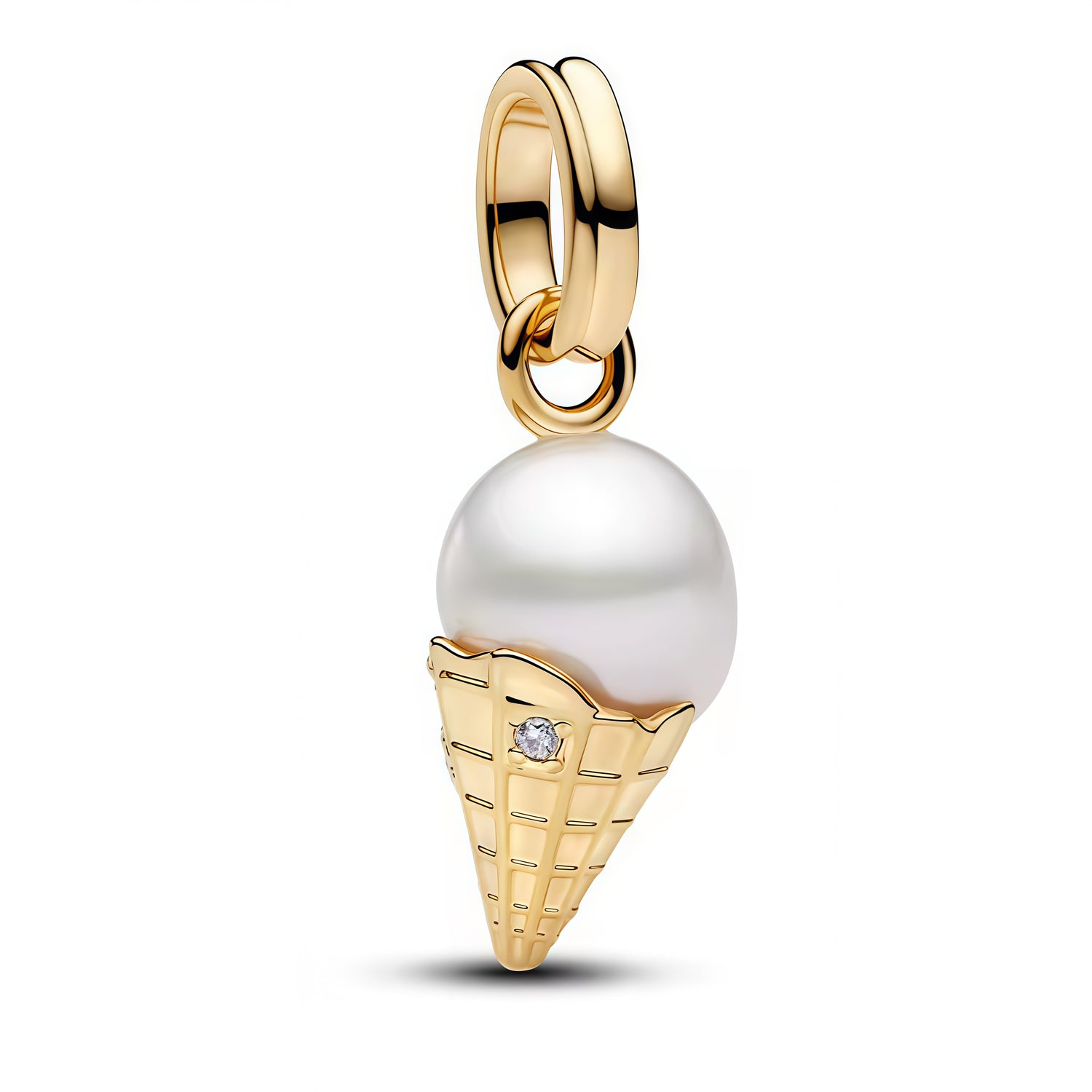 Apporte une touche gourmande et lumineuse à ton bracelet avec ce charm pendentif glace doré. Son design raffiné et original évoque la douceur de l’été, les plaisirs sucrés et l’insouciance, tout en ajoutant une note élégante et tendance à ta collection. Un bijou délicat et plein de charme, parfait pour celles et ceux qui aiment les accessoires fun et raffinés.

Caractéristiques :

-&nbsp;Matière : Argent 925.
-&nbsp;Design : Pendentif glace doré avec finition brillante et détails soignés.
-&nbsp;Dimensions 