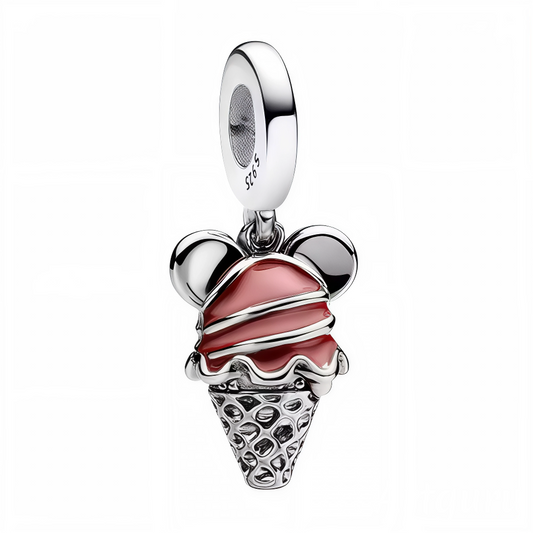 Ajoutez une touche sucrée et pleine de fantaisie à votre collection avec ce charm pendentif en argent 925 représentant une glace stylisée ornée des célèbres oreilles de Mickey. Ce bijou ludique et original évoque les douceurs des parcs Disney et les souvenirs d’enfance glacés. Parfait pour les fans de Disney qui aiment les charms gourmands et uniques.