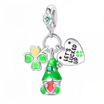 Ce charm triple pendentif incarne la magie de la Saint‑Patrick avec un gnôme vert adorable au cœur rouge, un cœur argenté gravé « Let’s Get Lucky » orné de trèfles verts, et une fleur verte à cristal vert, le tout suspendu à un anneau gravé « S925 ». Les détails émaillés verts brillants et les inscriptions ludiques capturent une énergie festive et porteuse de chance. Symbole de joie irlandaise et d’optimisme, il transforme les bracelets en talisman joyeux.

Caractéristiques :

Matière : Argent 925 (S925) av