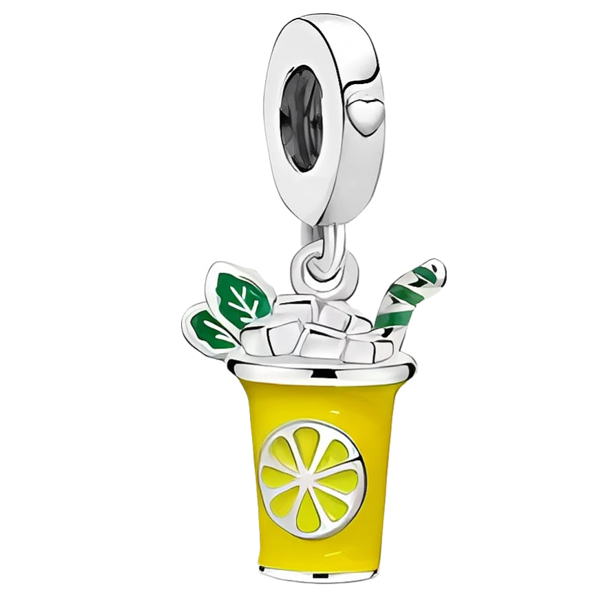 Ce charm représente un gobelet de boisson citronnée en argent 925, recouvert d’un émail jaune éclatant avec une tranche de citron stylisée sur le devant. Le dessus du verre est décoré de glaçons, de feuilles vertes et d’une paille rayée, créant un effet ultra rafraîchissant parfait pour évoquer l’été sur un bracelet ou un collier.