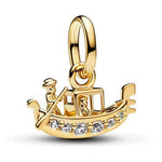 Charm Gondole de Venise en argent 925, inspiré des célèbres balades romantiques sur les canaux italiens. Son design détaillé représente une gondole élégante avec son gondolier, sublimée par une rangée d’oxydes de zirconium clairs sur la coque pour une touche lumineuse et raffinée. Compatible avec les bracelets de type Pandora, il se glisse facilement sur la plupart des bracelets à maillons ou rigides pour apporter une note voyage, romantique et sophistiquée à votre composition.