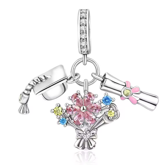 Célébrez l'accomplissement et la réussite avec ce charm en argent 925 représentant un mortarboard, un diplôme et un bouquet de fleurs. Symbole de succès, de fierté et de nouveaux commencements, ce bijou délicatement conçu rend hommage aux moments mémorables des étapes académiques et de l’avancement personnel.

Son design raffiné, sublimé par des détails minutieux, ajoutera une note d’inspiration et de célébration à votre collection.