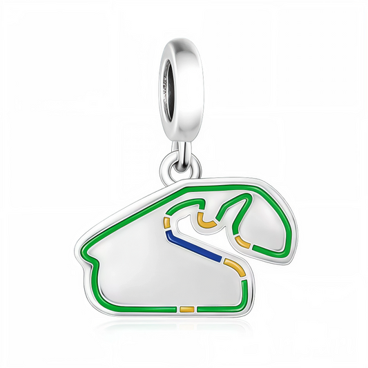 Embarquez pour l’ambiance électrique du Grand Prix du Brésil avec ce charm pendentif en argent 925. Inspiré par le mythique circuit d’Interlagos et les couleurs éclatantes du drapeau brésilien, ce bijou symbolise la passion, l’énergie et l’histoire du sport automobile. Une pièce unique pour les collectionneurs et fans de Formule 1.
