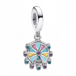 Ajoutez une touche de magie foraine et de souvenirs d’enfance à votre collection avec ce charm pendentif en argent 925 représentant une grande roue de manège. Finement détaillé et orné de touches colorées, ce bijou évoque la joie des fêtes, les rires partagés et l’émerveillement des moments suspendus. Un charm ludique et nostalgique, parfait pour les amateurs de bijoux originaux et pleins de fantaisie.