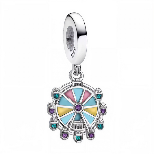 Ajoutez une touche de magie foraine et de souvenirs d’enfance à votre collection avec ce charm pendentif en argent 925 représentant une grande roue de manège. Finement détaillé et orné de touches colorées, ce bijou évoque la joie des fêtes, les rires partagés et l’émerveillement des moments suspendus. Un charm ludique et nostalgique, parfait pour les amateurs de bijoux originaux et pleins de fantaisie.