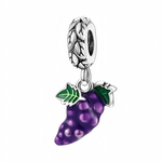 Ce charm pendentif en argent représente une grappe de raisin violette en relief, aux grains bombés et brillants, surmontée de deux feuilles vertes finement émaillées. La bélière texturée de motifs de feuilles ajoute une touche naturelle et élégante, idéale pour évoquer la vigne, le vin ou simplement l’amour des fruits.