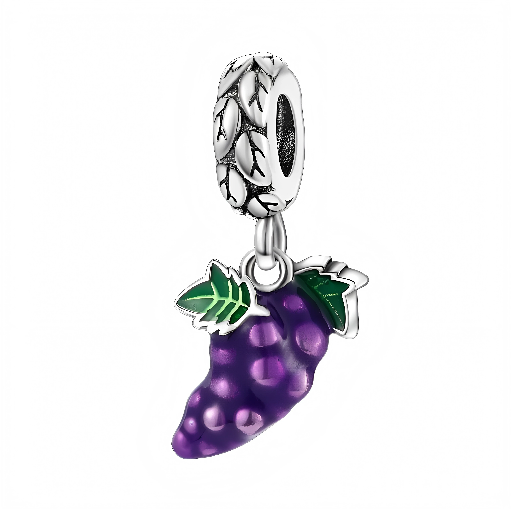 Ce charm pendentif en argent représente une grappe de raisin violette en relief, aux grains bombés et brillants, surmontée de deux feuilles vertes finement émaillées. La bélière texturée de motifs de feuilles ajoute une touche naturelle et élégante, idéale pour évoquer la vigne, le vin ou simplement l’amour des fruits.