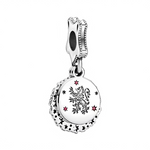 Arborer fièrement le lion courageux avec ce charm Griffondor Harry Potter en argent sterling 925, blason éclatant de la maison fondée par Godric Gryffondor, symbole de bravoure et de chevalerie. Son lion rugissant, épée légendaire et couleurs rouge/or ciselées capturent l'esprit des héros de la Salle Commune la plus chaleureuse de Poudlard. Suspendu à une bélière lisse compatible bracelets Pandora, ce bijou noble rugit ta loyauté Gryffondor à chaque geste. Poinçonné S925, sans nickel et Choixpeau-approved, 