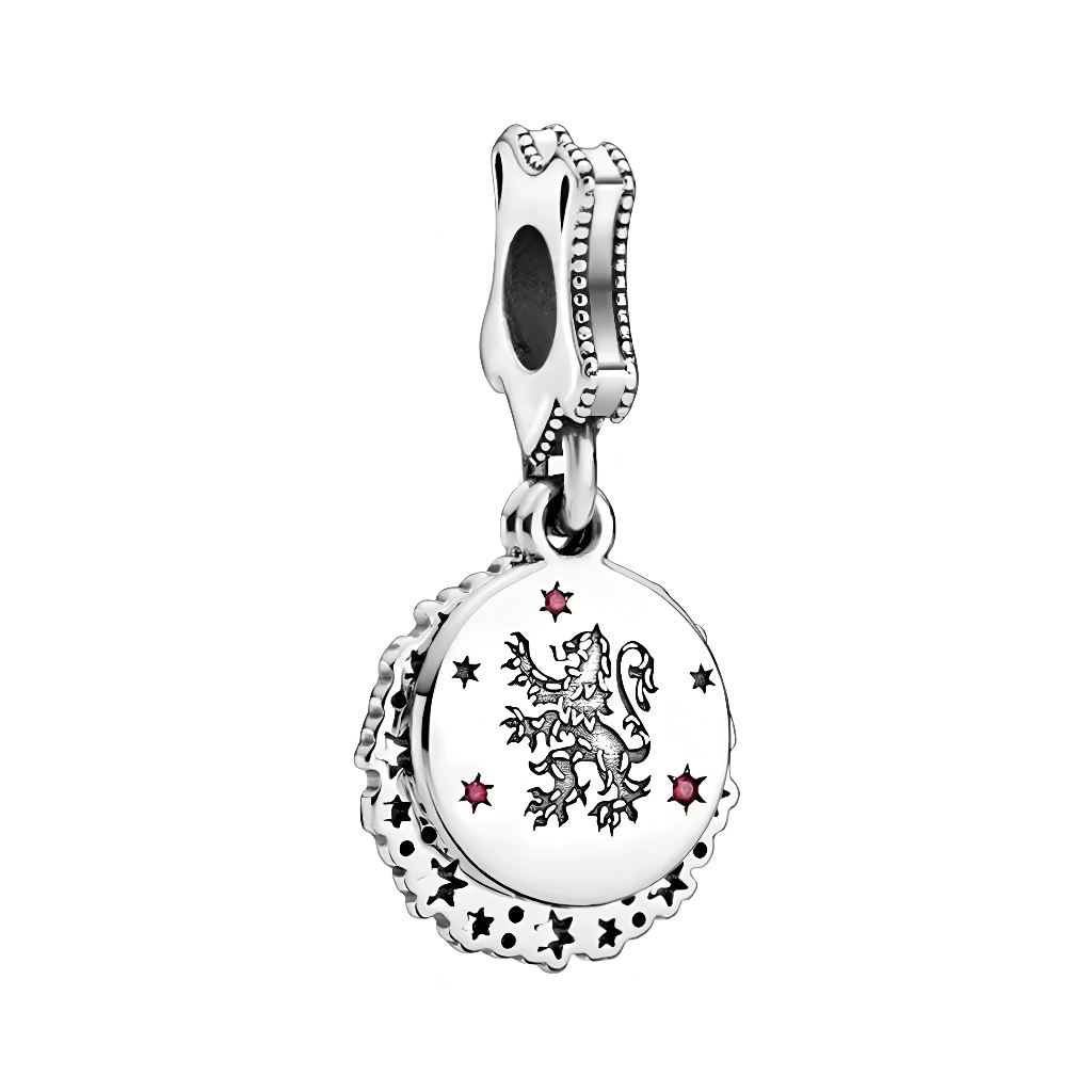 Arborer fièrement le lion courageux avec ce charm Griffondor Harry Potter en argent sterling 925, blason éclatant de la maison fondée par Godric Gryffondor, symbole de bravoure et de chevalerie. Son lion rugissant, épée légendaire et couleurs rouge/or ciselées capturent l'esprit des héros de la Salle Commune la plus chaleureuse de Poudlard. Suspendu à une bélière lisse compatible bracelets Pandora, ce bijou noble rugit ta loyauté Gryffondor à chaque geste. Poinçonné S925, sans nickel et Choixpeau-approved, 