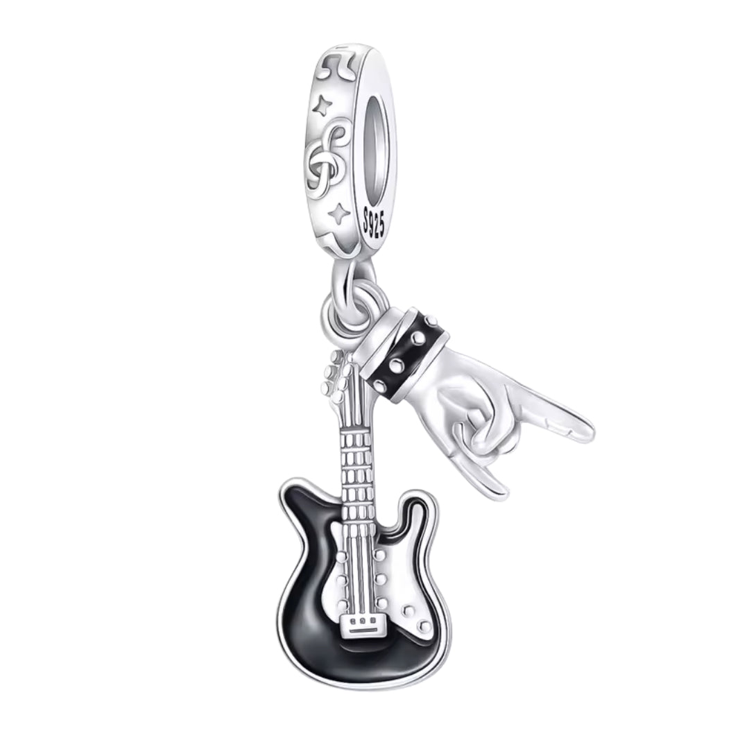 Fais vibrer ton style avec ce charm en argent sterling 925 représentant une guitare accompagnée du signe rock emblématique. Son design dynamique et détaillé capture l’énergie des concerts et la passion de la musique, apportant une touche audacieuse et électrique à ton bracelet. Un bijou parfait pour les esprits libres et les amoureux du rock.

Caractéristiques :

- Matière : Argent 925.
- Design : Guitare et signe rock détaillés avec finitions brillantes.
- Dimensions : Taille standard charm (~1,7 cm hauteu