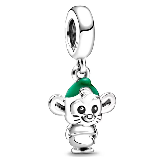 Ajoutez une touche de magie à votre collection avec ce charm en argent sterling S925, représentant le mignon Gus, le fidèle ami de Cendrillon. Ce charm adorable capture l'esprit joyeux et l'innocence de ce petit rat, faisant de lui un choix parfait pour les fans de Disney et ceux qui croient en l'amour et l'amitié. Idéal pour apporter une note de tendresse et de nostalgie à votre bracelet, ce charm évoque les doux souvenirs des contes de fées.