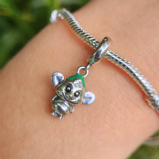 Ajoutez une touche de magie à votre collection avec ce charm en argent sterling S925, représentant le mignon Gus, le fidèle ami de Cendrillon. Ce charm adorable capture l'esprit joyeux et l'innocence de ce petit rat, faisant de lui un choix parfait pour les fans de Disney et ceux qui croient en l'amour et l'amitié. Idéal pour apporter une note de tendresse et de nostalgie à votre bracelet, ce charm évoque les doux souvenirs des contes de fées.