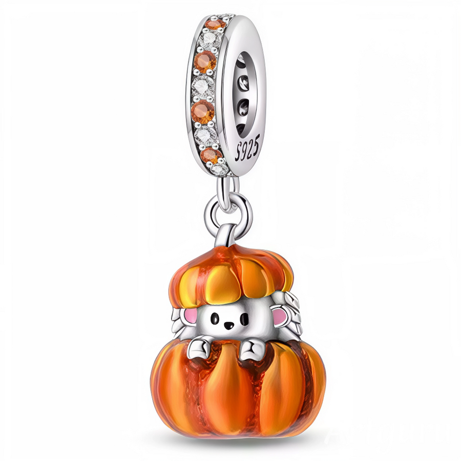 Apportez une touche adorable et automnale à votre bracelet avec ce charm représentant un petit hérisson caché dans une citrouille ! Réalisé en Argent 925 (S925), il met en scène un hérisson argenté aux petites oreilles roses, installé à l’intérieur d’une citrouille orange émaillée, surmontée d’une bélière pavée de cristaux orange et blancs. Idéal pour les amoureux de la nature, des animaux et des créations fantaisie.