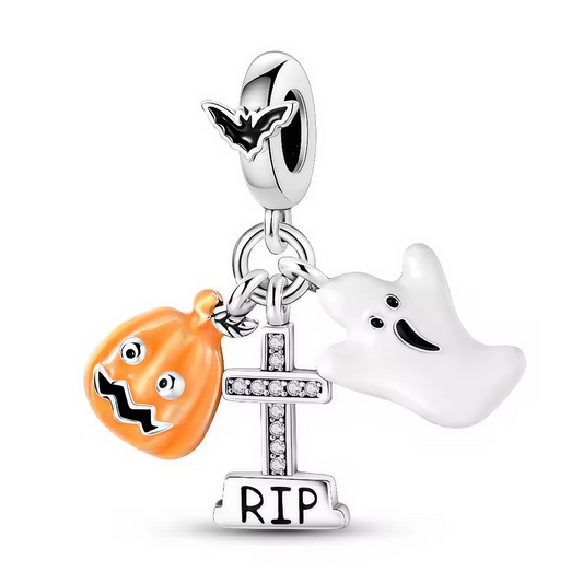 Préparez-vous à frissonner avec ce charm spécial Halloween réunissant tous les symboles de la fête ! Cette création en argent 925 associe une citrouille au sourire farceur, une croix “RIP” pavée de strass scintillants et un petit fantôme blanc joyeux, le tout suspendu à un anneau orné d’une chauve-souris noire. Les détails d’émail orange et blanc font ressortir chaque pendentif, et l’ensemble apporte une touche ludique et festive à vos compositions de bijoux d’automne.