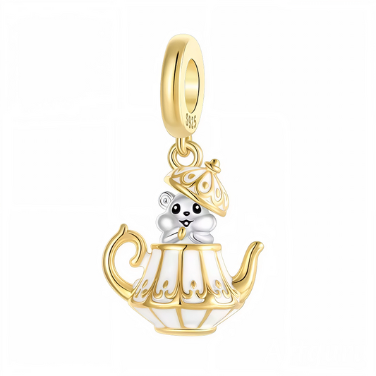 Ajoutez une touche de malice et de douceur à votre bracelet avec ce charm pendentif en argent 925 représentant un adorable hamster argenté émergeant d’une théière aux teintes dorées et blanches. Ce bijou unique allie fantaisie et raffinement, avec des finitions soignées qui font de chaque détail un clin d’œil à la tendresse et à l’imagination. Idéal pour les amoureux des animaux, des objets mignons et des pauses thé pleines de charme.
