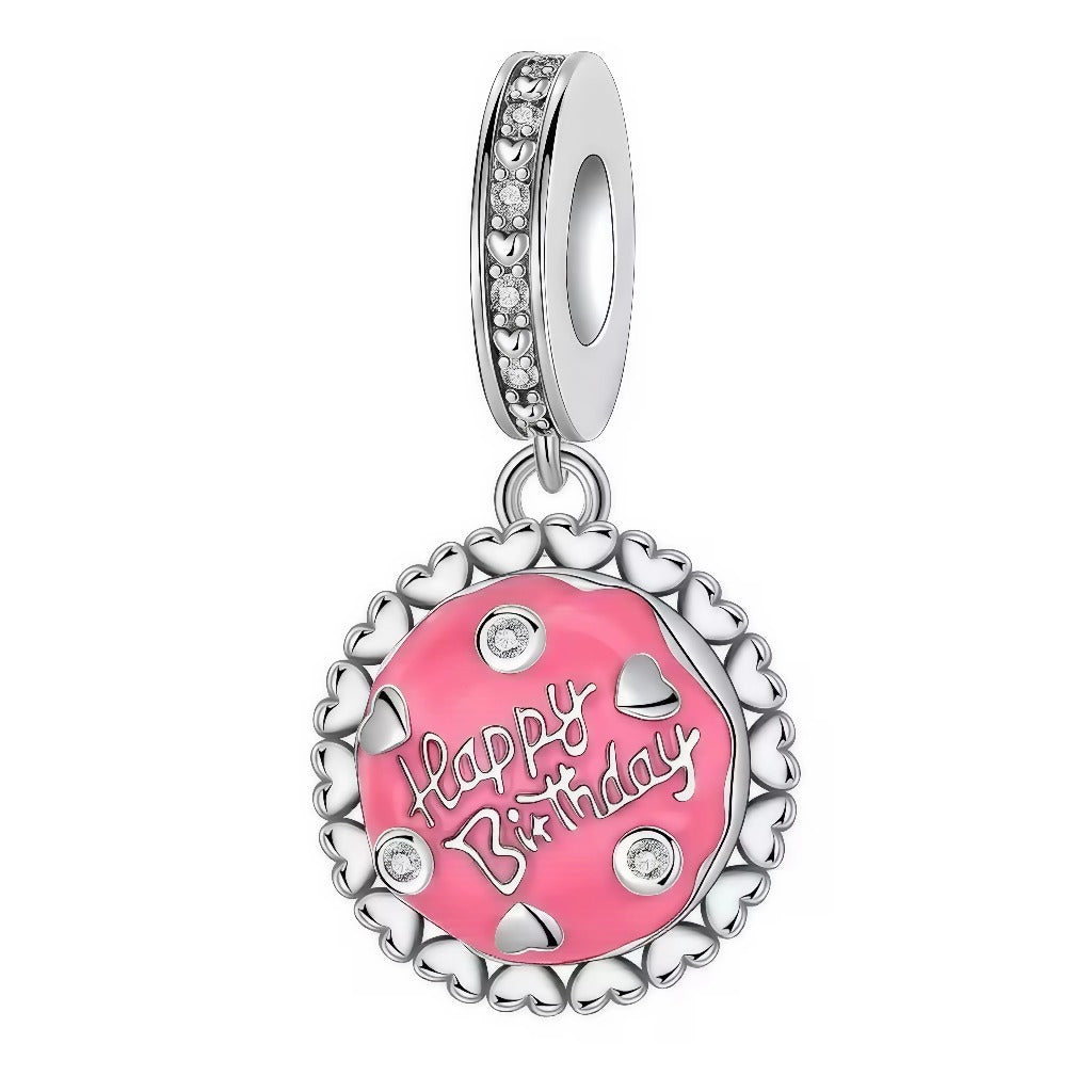 Ajoutez une touche festive à votre collection de bijoux avec ce charm Happy Birthday. Parfait pour immortaliser un anniversaire spécial, ce bijou délicat et joyeux symbolise la célébration et les souvenirs précieux. Avec ses détails charmants et son éclat, il est idéal pour marquer un moment unique ou pour offrir un cadeau mémorable.