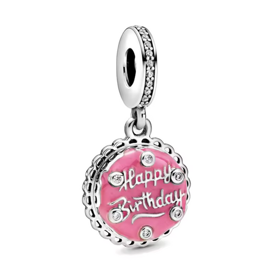 Ajoutez une touche festive à votre collection de bijoux avec ce charm Happy Birthday. Parfait pour immortaliser un anniversaire spécial, ce bijou délicat et joyeux symbolise la célébration et les souvenirs précieux. Avec ses détails charmants et son éclat, il est idéal pour marquer un moment unique ou pour offrir un cadeau mémorable.