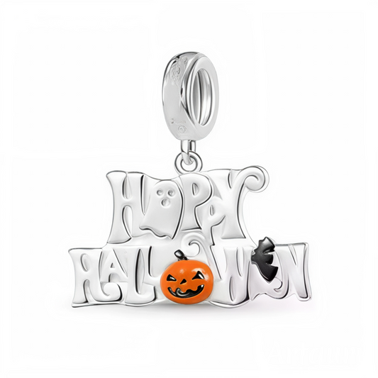 Célébrez la magie sombre de la saison avec ce Charm - Happy Halloween, en argent sterling S925. Ce charm festif et effrayant arbore des détails qui rappellent les éléments iconiques d’Halloween : citrouilles, fantômes, et chauves-souris. Parfait pour ceux qui adorent l’esprit mystérieux de cette période, ce charm est un ajout idéal à votre collection pour marquer les célébrations d’Halloween avec style.