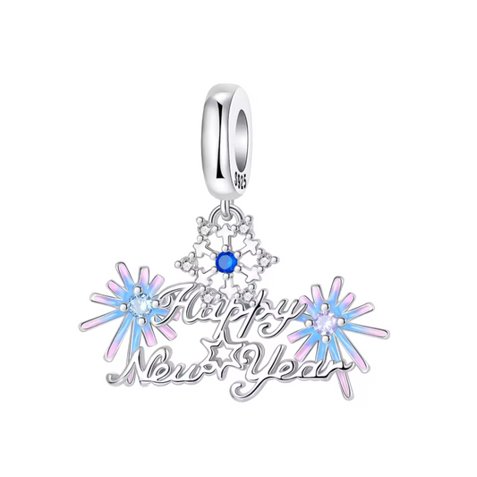 Fêtez l'arrivée d'une nouvelle année avec ce charm Happy New Year argenté, décoré de magnifiques feux d’artifice bleu clair. Ce bijou lumineux capture l’excitation et la joie des célébrations du Nouvel An, ajoutant une touche de magie festive à votre collection. Une pièce idéale pour marquer un moment spécial et commencer l’année avec style.