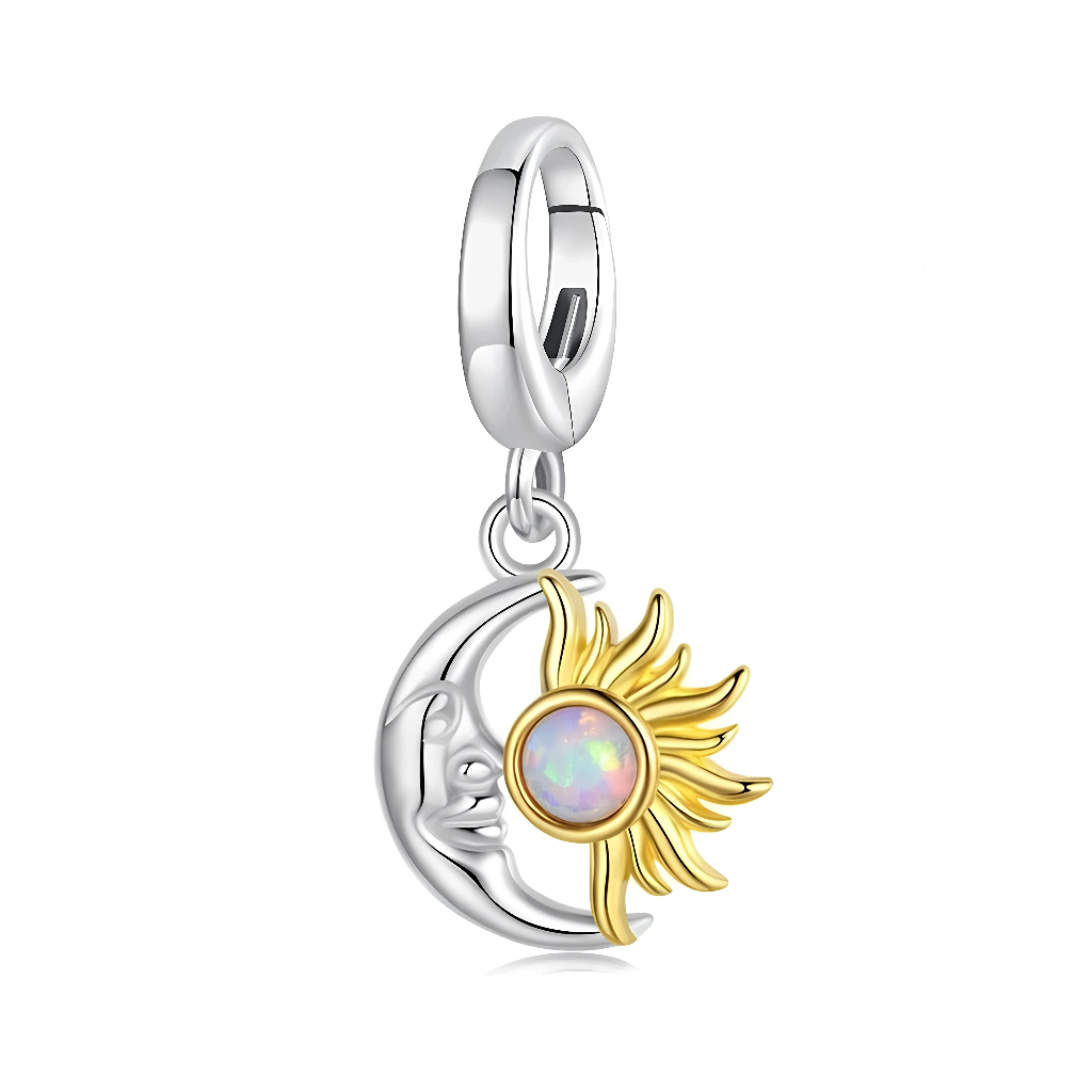 Ce charm pendentif en argent 925 illustre l’harmonie entre le soleil et la lune : un croissant de lune argenté au visage serein enlace un soleil rayonnant doré, au centre duquel brille une pierre ronde irisée façon opale, aux reflets pastel. L’ensemble est suspendu à une bélière lisse, pour un tombé élégant sur le bracelet ou le collier.