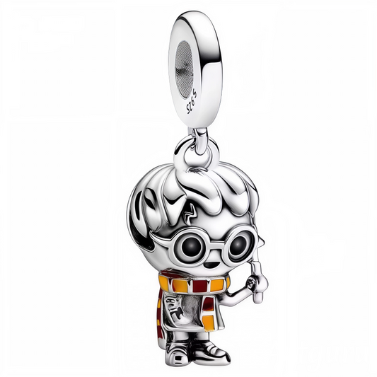 Plongez dans l’univers magique avec ce charm pendentif représentant Harry Potter, finement travaillé en Argent 925 (S925). Il porte son écharpe emblématique aux couleurs de sa maison et tient fermement sa baguette magique dans la main, prêt à lancer un sort. Un bijou parfait pour les fans de la saga qui souhaitent afficher leur passion avec élégance.