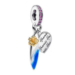 Apporte une touche exotique et élégante à ton bracelet avec ce charm inspiré d’Hawaii. Son design délicat, mêlant un pendentif nacré bleu, une fleur dorée et un cœur gravé, évoque les paysages tropicaux, la douceur de vivre et l’esprit de voyage. Un bijou raffiné et lumineux, parfait pour celles et ceux qui aiment les souvenirs de vacances et les pièces originales.

Caractéristiques :

-&nbsp;Matière : Argent 925.
-&nbsp;Design : Pendentif Hawaii avec détails floraux, cœur gravé et finition brillante.
-&nbs