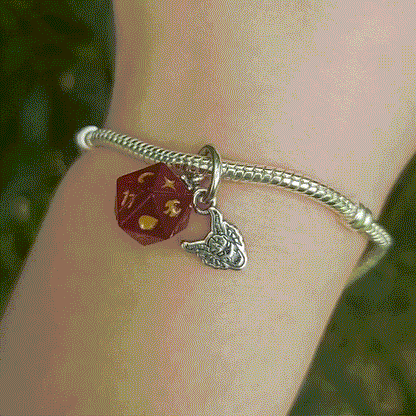 Ajoutez une touche de mystère et d'aventure à votre collection avec ce charm Hellfire Club inspiré de Stranger Things. Confectionné en métal noirci et finement détaillé, ce charm représente le logo emblématique du Hellfire Club, symbolisant la camaraderie et l'esprit d'équipe des aventuriers de Hawkins. Avec son design unique et ses détails captivants, ce bijou est parfait pour les fans de la série qui souhaitent afficher leur passion pour l'univers fantastique des années 80. Compatible avec les bracelets P
