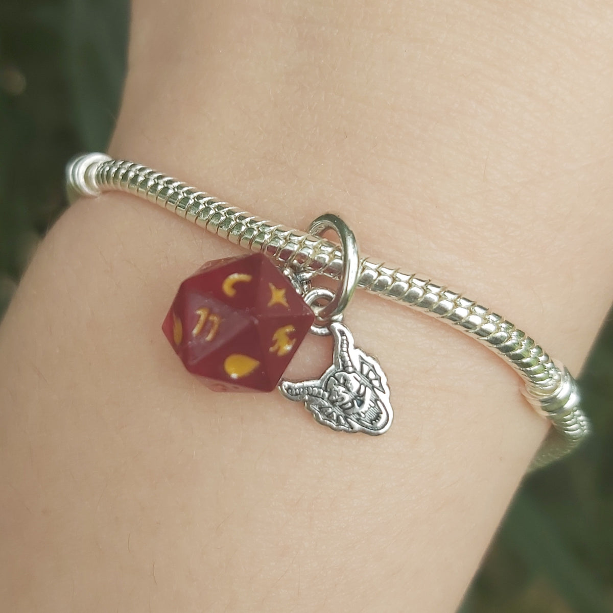 Ajoutez une touche de mystère et d'aventure à votre collection avec ce charm Hellfire Club inspiré de Stranger Things. Confectionné en métal noirci et finement détaillé, ce charm représente le logo emblématique du Hellfire Club, symbolisant la camaraderie et l'esprit d'équipe des aventuriers de Hawkins. Avec son design unique et ses détails captivants, ce bijou est parfait pour les fans de la série qui souhaitent afficher leur passion pour l'univers fantastique des années 80. Compatible avec les bracelets P