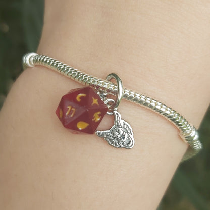 Ajoutez une touche de mystère et d'aventure à votre collection avec ce charm Hellfire Club inspiré de Stranger Things. Confectionné en métal noirci et finement détaillé, ce charm représente le logo emblématique du Hellfire Club, symbolisant la camaraderie et l'esprit d'équipe des aventuriers de Hawkins. Avec son design unique et ses détails captivants, ce bijou est parfait pour les fans de la série qui souhaitent afficher leur passion pour l'univers fantastique des années 80. Compatible avec les bracelets P