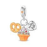 Ce charm pendant en argent 925 célèbre l’automne avec trois mini-breloques : un cupcake orange glacé de blanc à pois rouges, un bretzel doré façon biscuit et un petit coeur gravé « Hello fall ». La bélière lisse est décorée d’un coeur émaillé orange, rappelant les couleurs chaudes de la saison.

Caractéristiques :

-Matière : Argent 925 avec émail orange, blanc et rouge.
-Design : Cupcake, bretzel et coeur gravé suspendus à une même bélière ornée d’un coeur.
-Coloris : Argent brillant, orange automnal, touc