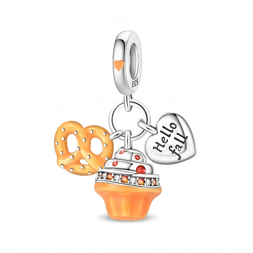 Ce charm pendant en argent 925 célèbre l’automne avec trois mini-breloques : un cupcake orange glacé de blanc à pois rouges, un bretzel doré façon biscuit et un petit coeur gravé « Hello fall ». La bélière lisse est décorée d’un coeur émaillé orange, rappelant les couleurs chaudes de la saison.

Caractéristiques :

-Matière : Argent 925 avec émail orange, blanc et rouge.
-Design : Cupcake, bretzel et coeur gravé suspendus à une même bélière ornée d’un coeur.
-Coloris : Argent brillant, orange automnal, touc