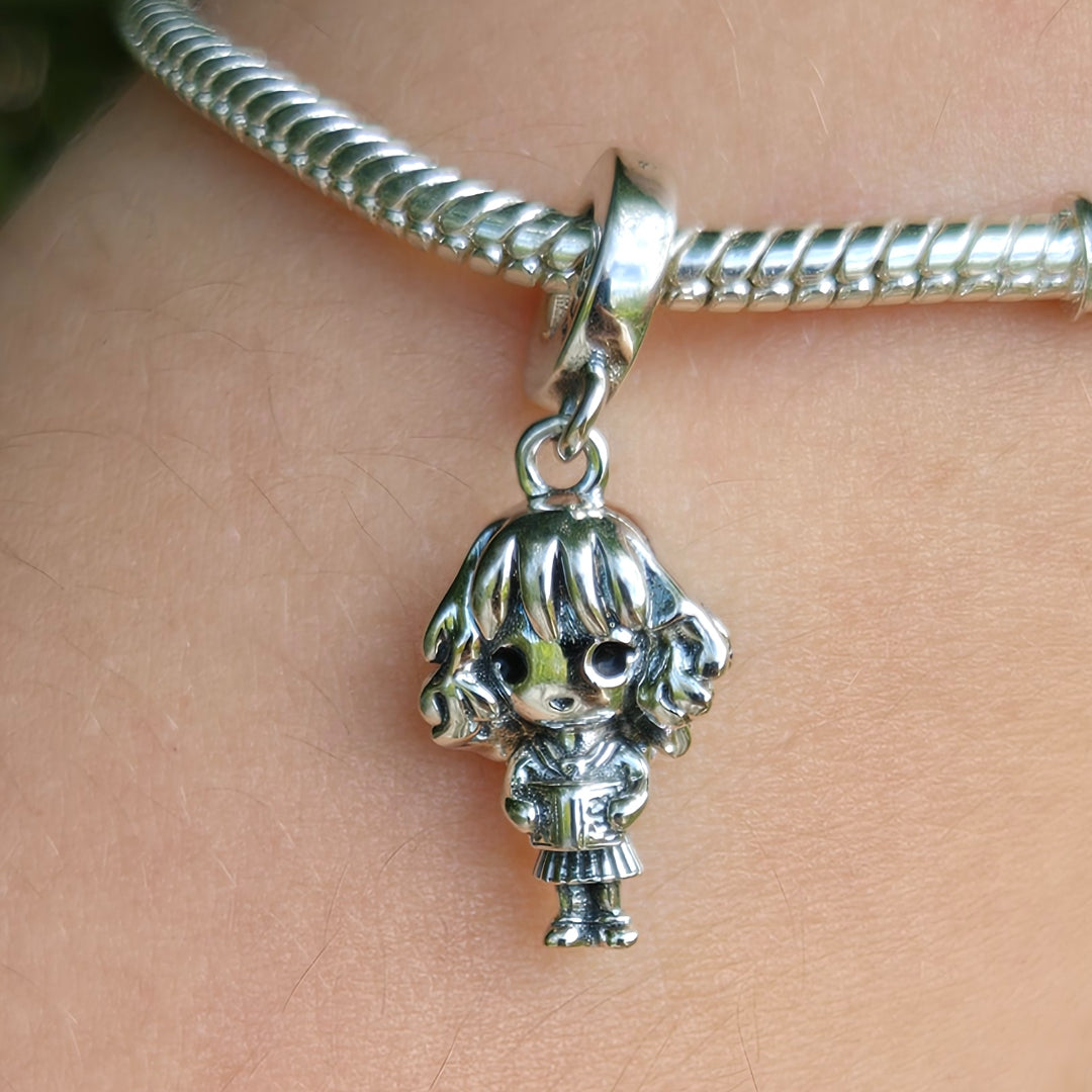 Apportez une touche d’intelligence et de charme à votre collection avec ce charm pendentif représentant Hermione, finement réalisé en Argent 925 (S925). Elle est représentée debout, les mains dans les poches, incarnant sa confiance et sa détermination légendaires. Un bijou parfait pour les fans de la saga Harry Potter qui souhaitent afficher leur admiration pour cette héroïne emblématique.