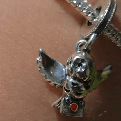 Portez avec vous un symbole de fidélité et de sagesse avec ce magnifique pendentif représentant Hedwige, le hibou emblématique de Harry Potter. Fabriqué en argent sterling 925, ce pendentif de haute qualité capture les détails gracieux et majestueux d'Hedwige, avec des ailes déployées et des yeux perçants. Parfait pour les fans de la saga, ce pendentif ajoute une touche de magie et de nostalgie à votre collier ou bracelet, rendant hommage à l'amie loyale de Harry.